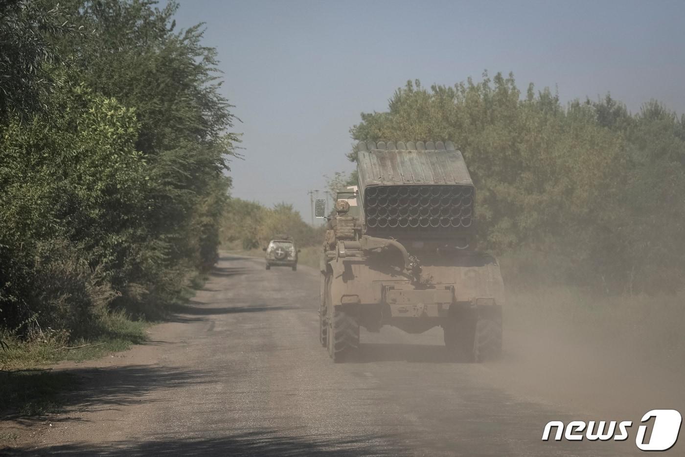 지난달 8월31일(현지시간) 우크라이나 자포리자 전선에서 병사들이 러시아 군을 향해 BM-21 그래드 로켓 발사기를 이동하고 있다. 2023.9.1 ⓒ 로이터=뉴스1 ⓒ News1 우동명 기자