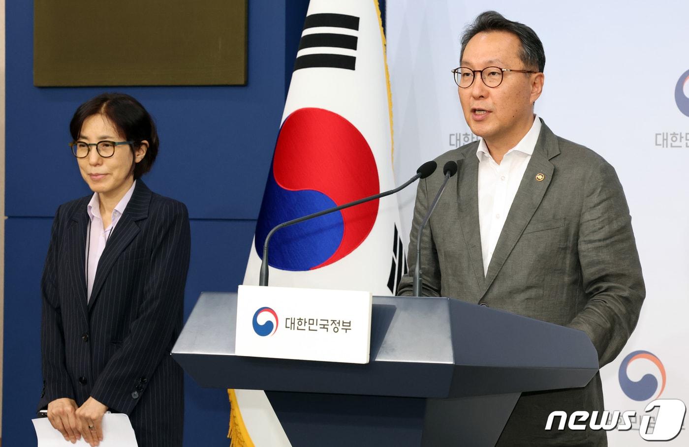 본문 이미지 - 박민수 보건복지부 2차관이 1일 오전 서울 종로구 정부서울청사 별관에서 인천참사랑병원 관련 긴급 브리핑을 하고 있다. 2023.9.1/뉴스1 ⓒ News1 김명섭 기자