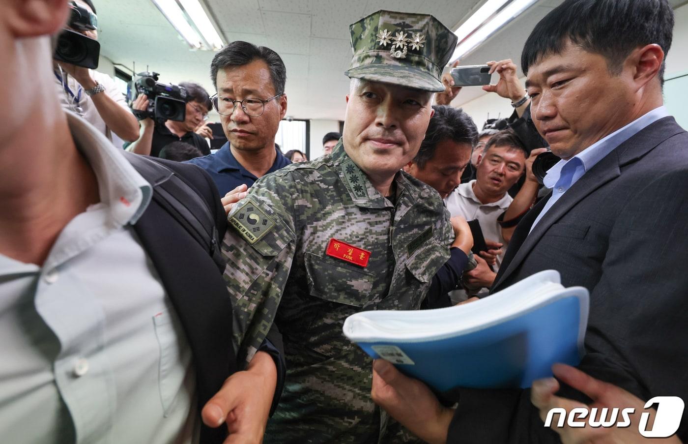 채 모 상병 순직 사건을 수사하다 항명 혐의로 입건된 박정훈 전 해병대 수사단장이 1일 서울 용산구 군사법원에서 열린 구속 전 피의자심문(영장실질심사)에 출석, 군검찰에 구인되고 있다. 박 전 단장 측은 국방부 영내를 거치지 않고 군사법원으로 바로 들어갈 수 있게 해달라고 요구했으나 군사법원 측은 국방부 영내로 들어온 뒤 군검찰의 구인 절차를 거쳐 법원으로 들어오라는 입장을 보여 마찰을 빚었다. 2023.9.1/뉴스1 ⓒ News1 허경 기자