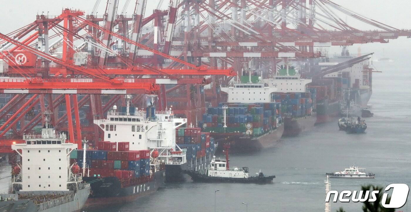 1일 부산항 신선대부두에서 컨테이너 하역작업이 진행되고 있다. 2023.9.1/뉴스1 ⓒ News1 윤일지 기자