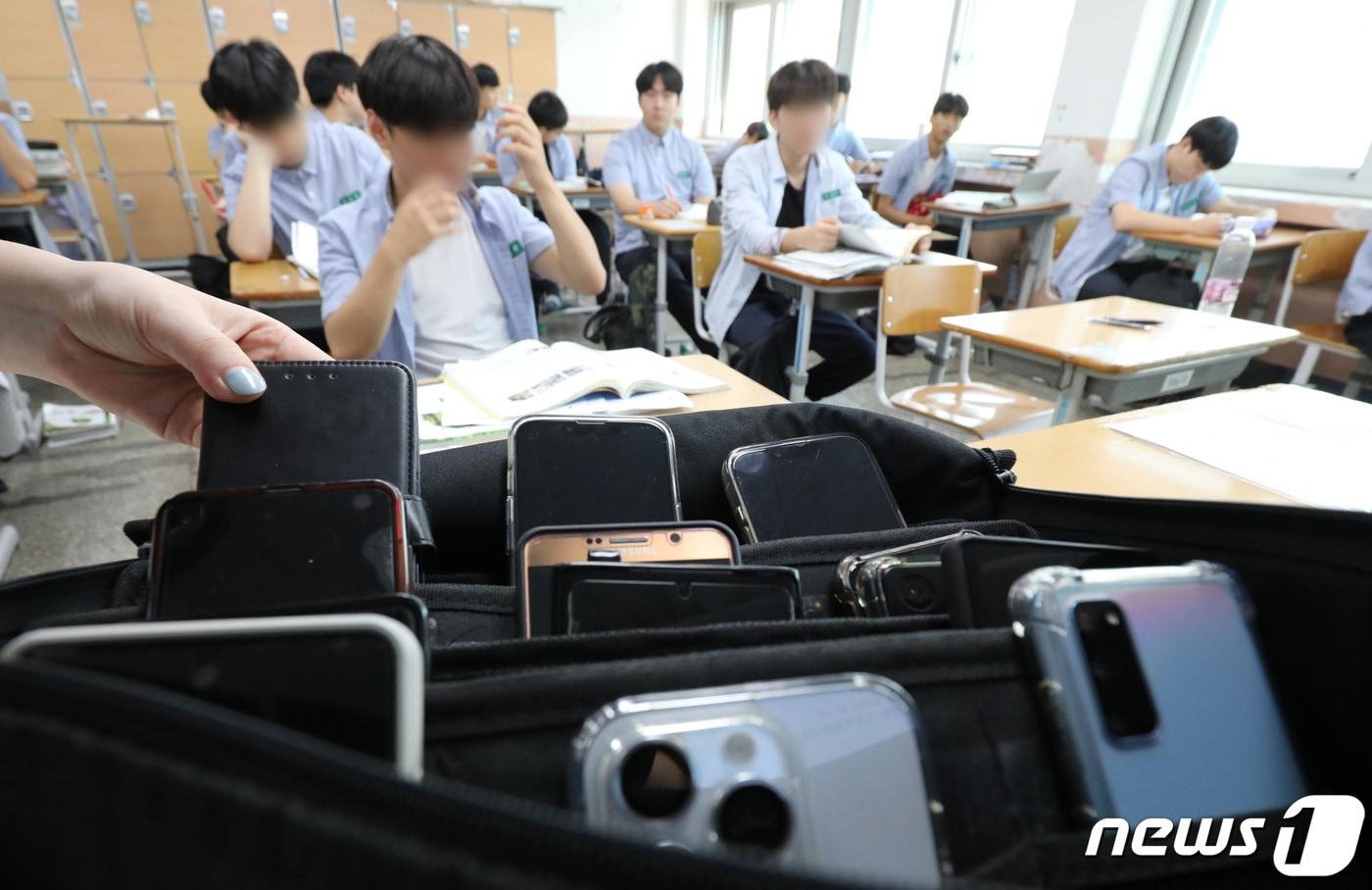 대전 중구 동산고등학교 1학년 교실에서 휴대폰을 수거하고 있다. 2023.9.1/뉴스1 ⓒ News1 DB 김기태 기자