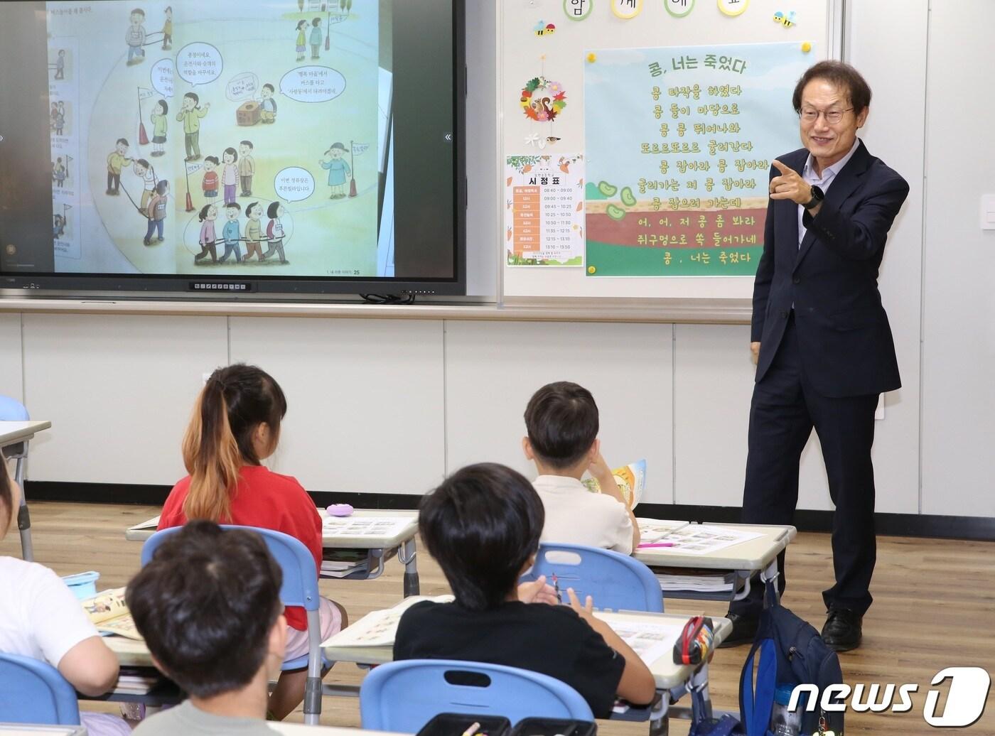본문 이미지 - 조희연 서울시교육감이 서울 강북구 유현초등학교에서 지난 1일 모듈러 교사 개관식에서 인사말을 하고 있다. '서울형 그린스마트 미래학교'로 선정된 서울유현초등학교는 학교 개축기간 동안 단열, 내진, 냉난방, 방음 소방시설 등을 갖춘 모듈러 교사에서 생활하게 된다. (서울시교육청 제공)