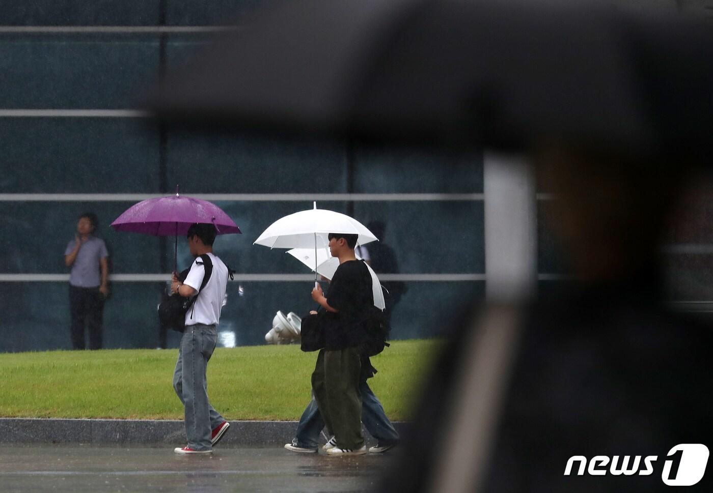 부산 해운대구 벡스코 야외광장에서 우산을 쓴 시민들이 발걸음을 옮기고 있다. 2023.9.1/뉴스1 ⓒ News1 윤일지 기자