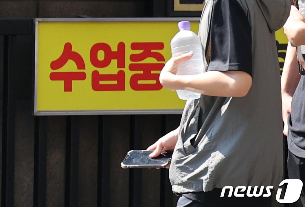 본문 이미지 - 1일부터 수업 중 휴대전화 사용이 금지되고, 교사의 주의에 불응할 경우 휴대전화를 압수당할 수 있다. 교육부는 이날부터 이런 내용을 포함한 '교원의 학생생활지도에 관한 고시'와 '유치원 교원의 교육활동 보호를 위한 고시'가 교육 현장에 적용된다고 밝혔다. 사진은 이날 서울 종로구의 한 중학교 모습. 2023.9.1/뉴스1 ⓒ News1 허경 기자