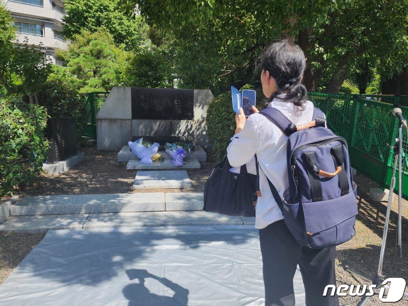 본문 이미지 - 1일 도쿄 스미다구 요코아미쵸 공원에 마련된 '조선인 희생자 추도비' 앞에서 한 시민이 사진을 찍고 있다. 2023.09.01/ ⓒ 뉴스1 권진영 기자