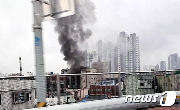 본문 이미지 - 2023년 9월 1일 오후 부산 동구 목욕탕 화재 현장. ⓒ News1 DB