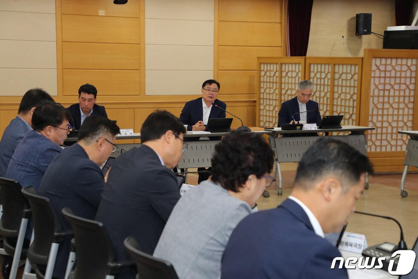 본문 이미지 - 홍남표 경남 창원시장(가운데)이 1일 시청에서 간부회의를 주재하고 있다.(창원시 제공)