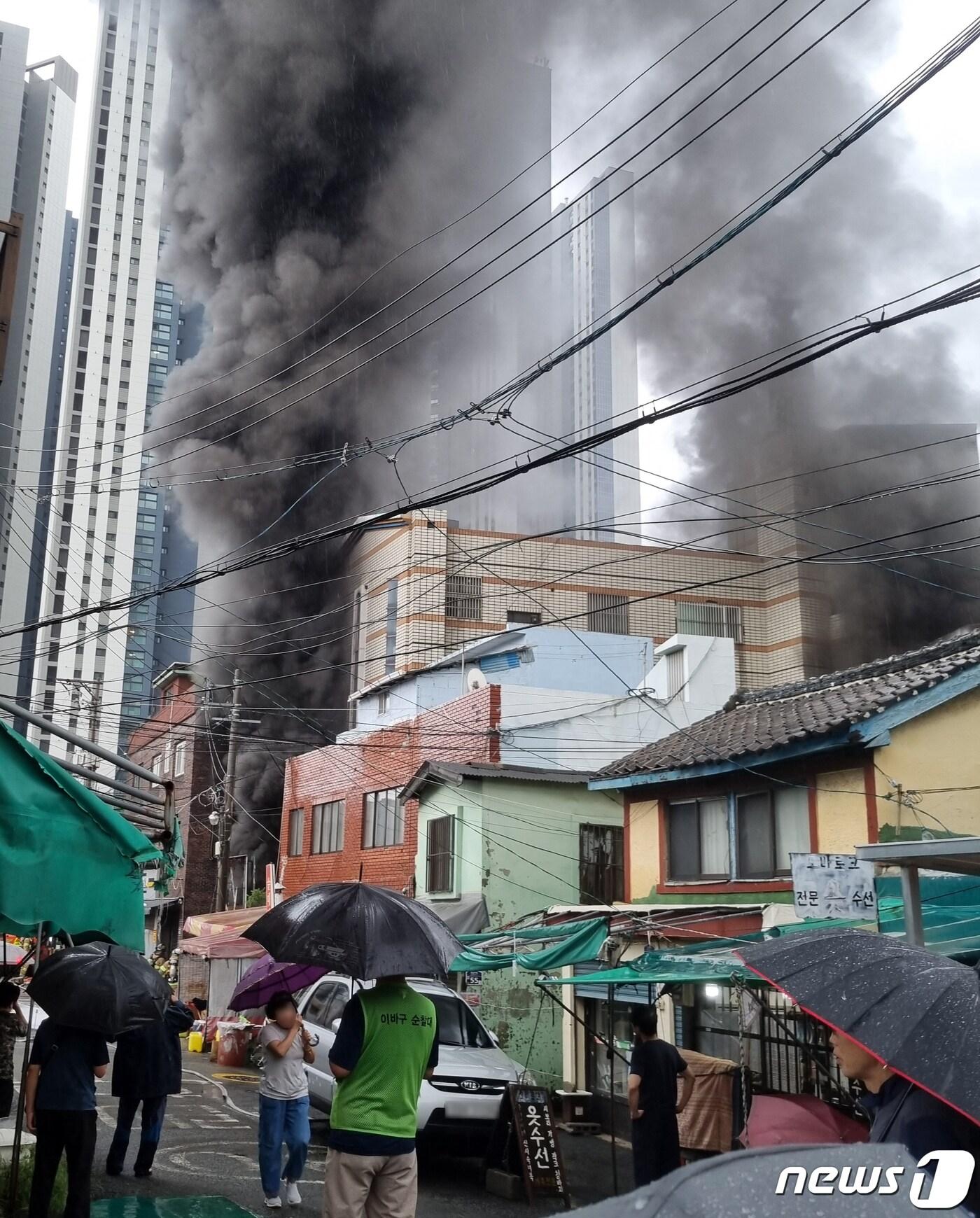 본문 이미지 - 1일 오후 화재로 인한 원인을 알 수 없는 폭발사고가 발생한 부산 동구 한 목욕탕에 검은 연기가 솟구치고 있다. (독자 제공) 2023.9.1/뉴스1 ⓒ News1 윤일지 기자