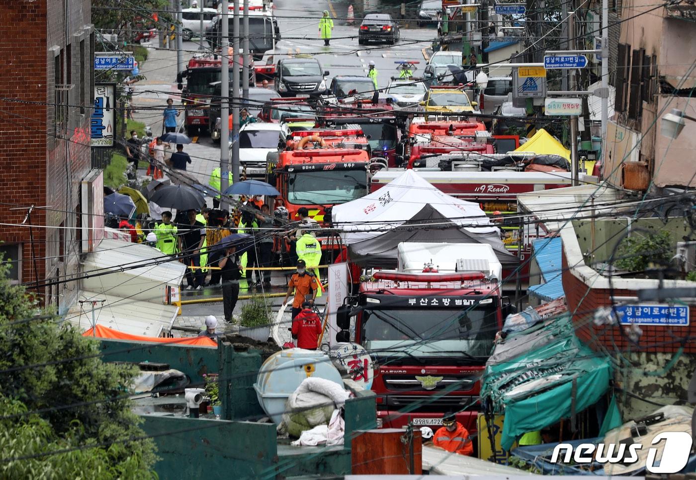 본문 이미지 - 1일 오후 화재로 인한 원인을 알 수 없는 폭발사고가 발생한 부산 동구 한 목욕탕 주변이 통제되고 있다. 2023.9.1/뉴스1 ⓒ News1 윤일지 기자