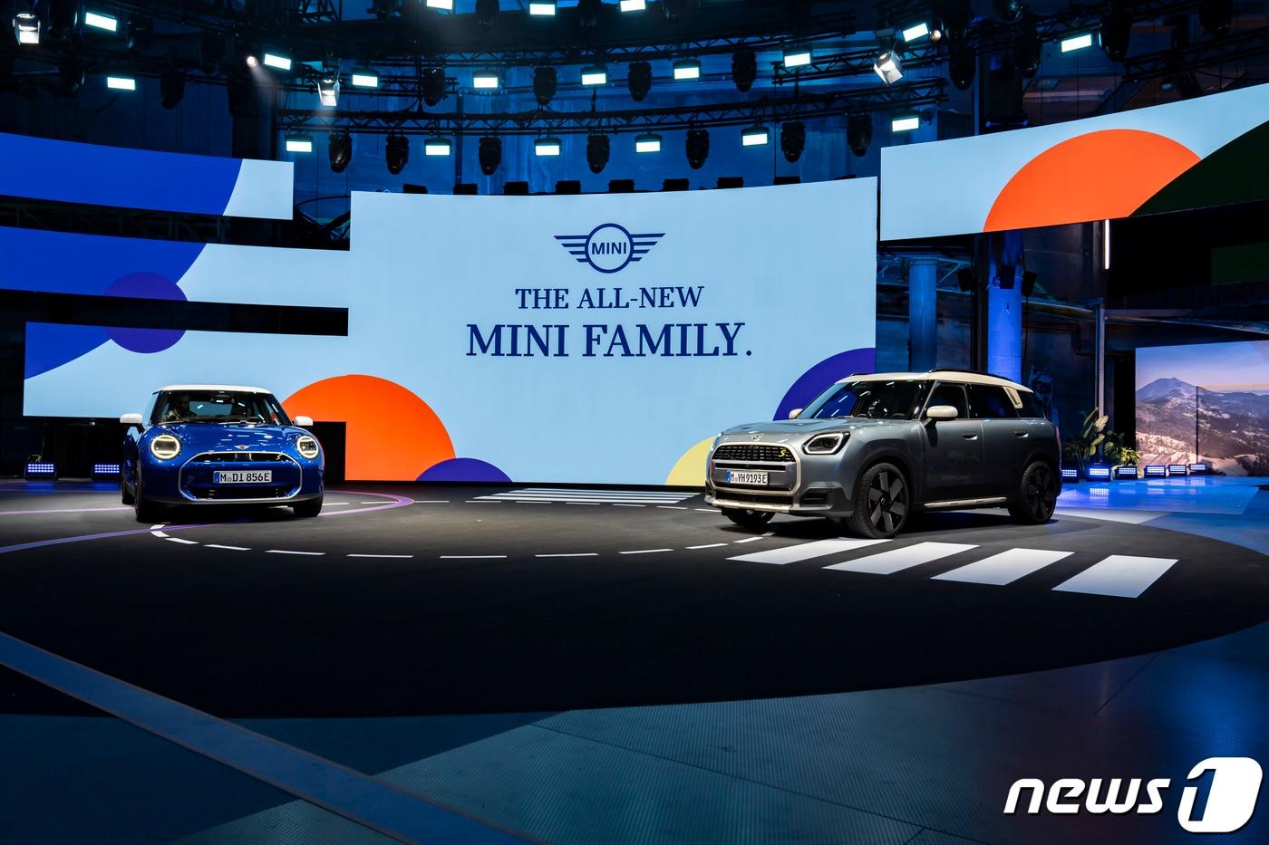 본문 이미지 -  MINI는 1일(현지시간) 뮌헨서 5세대 신형 전기차 뉴 MINI 쿠퍼 E(왼쪽)와 뉴 MINI 컨트리맨을 세계 최초로 공개했다.(BMW그룹 제공)ⓒ 뉴스1 