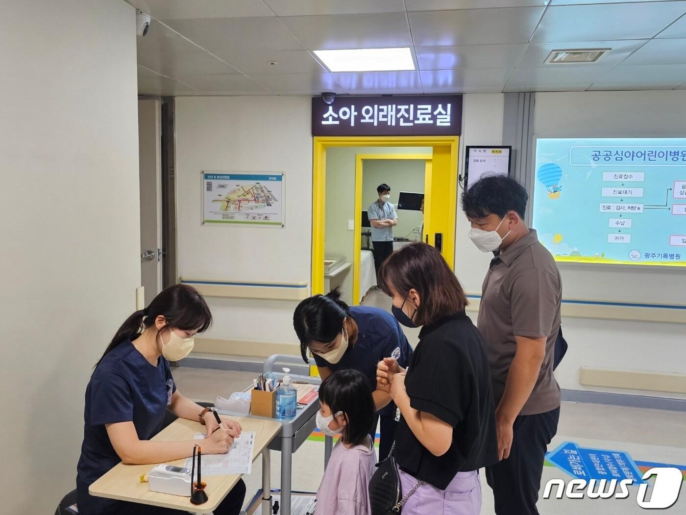 본문 이미지 - 광주시 공공심야어린이병원(광주기독병원)이 정식 운영을 처음으로 시작한 1일 진료를 받기 위해 병원을 찾은 아이가 초진을 받고 있다. 2023.9.1/뉴스1 최성국 기자