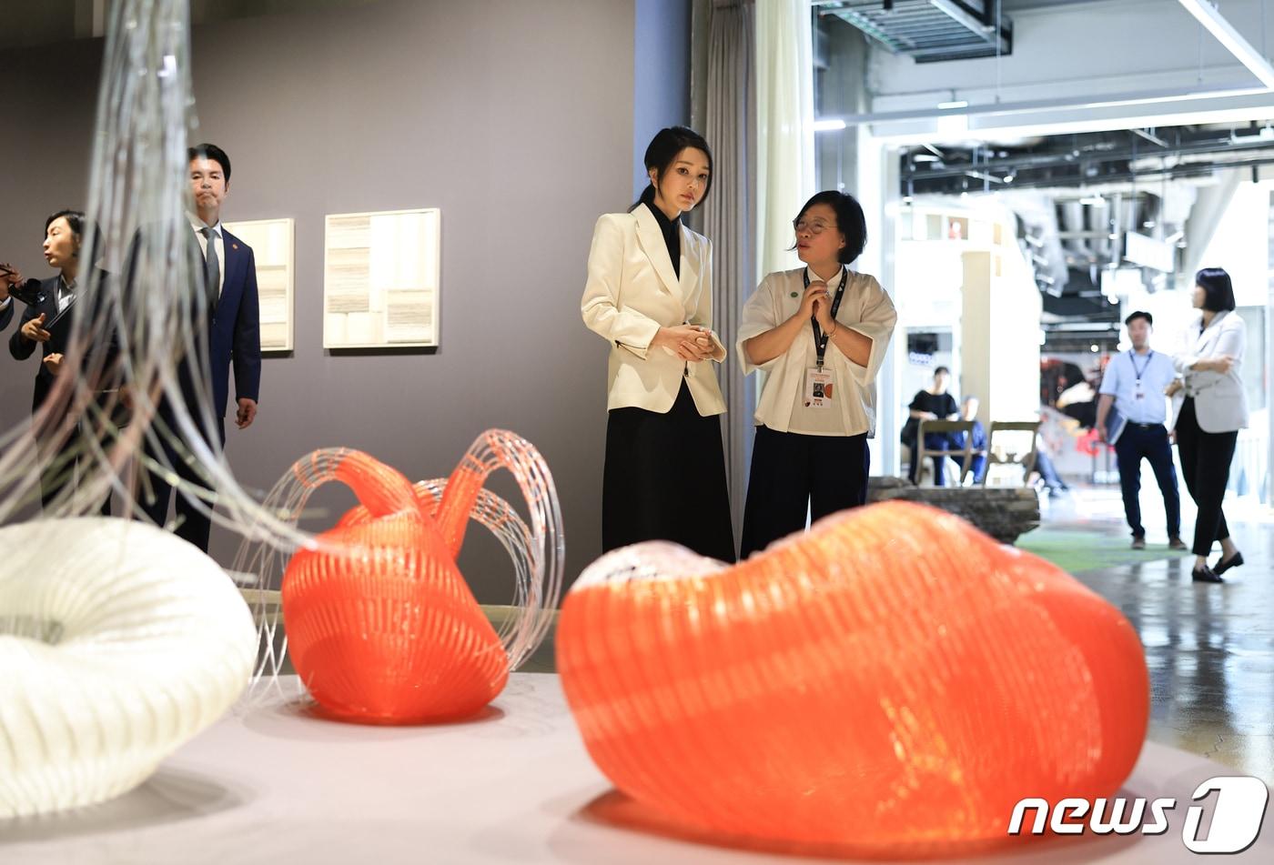 본문 이미지 - 김건희 여사가 1일 충북 청주 문화제조창에서 막을 올린 '2023 청주공예비엔날레' 전시를 관람하고 있다. (대통령실 제공) 2023.9.1/뉴스1 ⓒ News1 오대일 기자