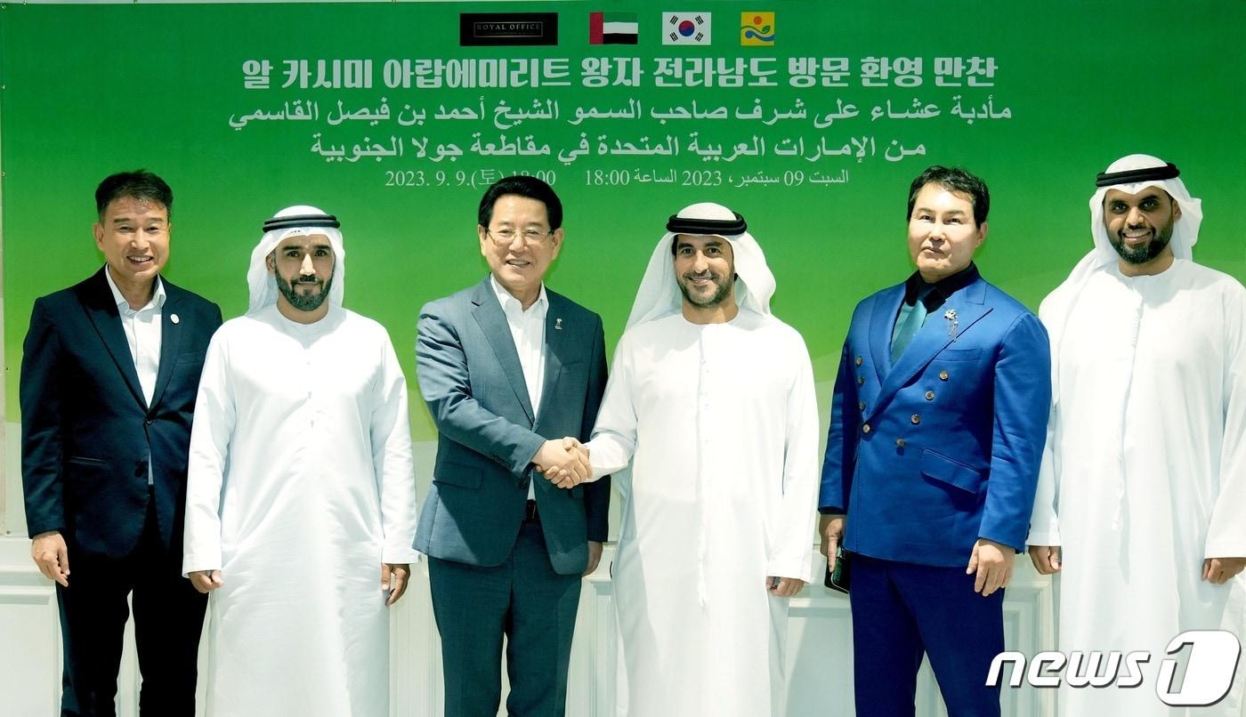 본문 이미지 - 김영록 전라남도지사가 9일 오후 광주광역시 한 음식점에서 전남을 방문한 아랍에미리트(UAE) 셰이크 아흐메드 빈 파이샬 알카사미 왕자와 환영 만찬을 마치고 기념촬영을 하고 있다.(전남도 제공) 2023.9.10/뉴스1 