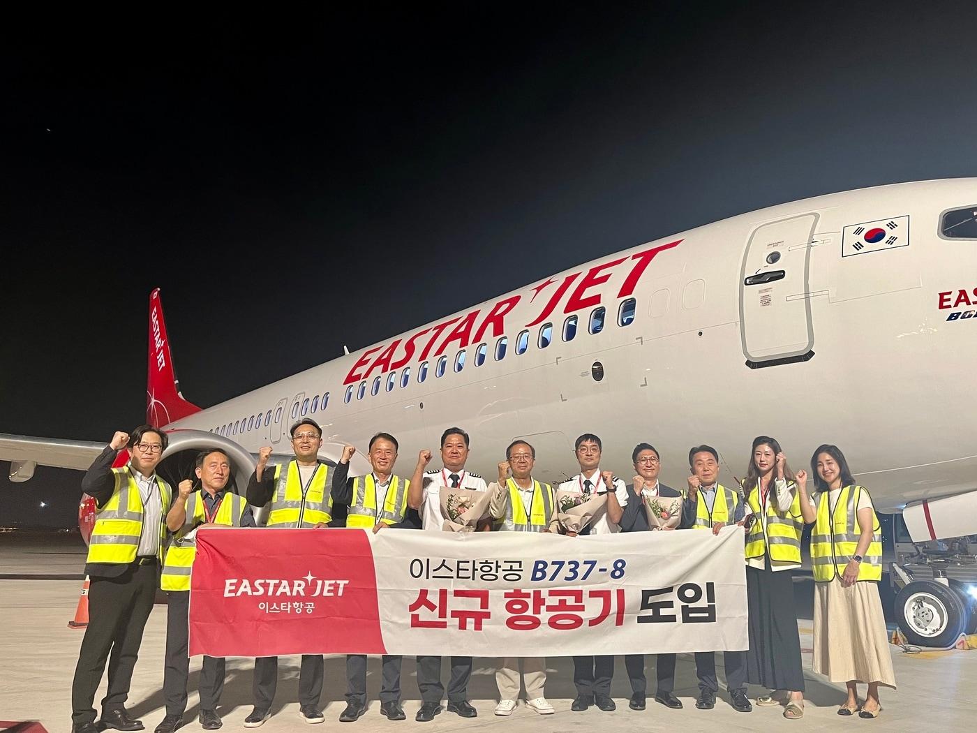 본문 이미지 - 이스타항공 조중석 대표를 비롯한 임직원들이 8호기(HL8544) 항공기 도입을 기념하여 기념 촬영을 하고 있다.(사진제공=이스타항공) 