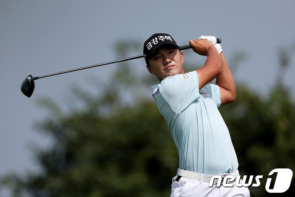 본문 이미지 - 옥태훈이 10일 인천 중구 클럽72CC 오션코스에서 열린 KPGA 제39회 신한동해 오픈 최종라운드에서 6번홀 티샷을 치고 있다. &#40;신한금융그룹 제공&#41; 2023.9.10/뉴스1