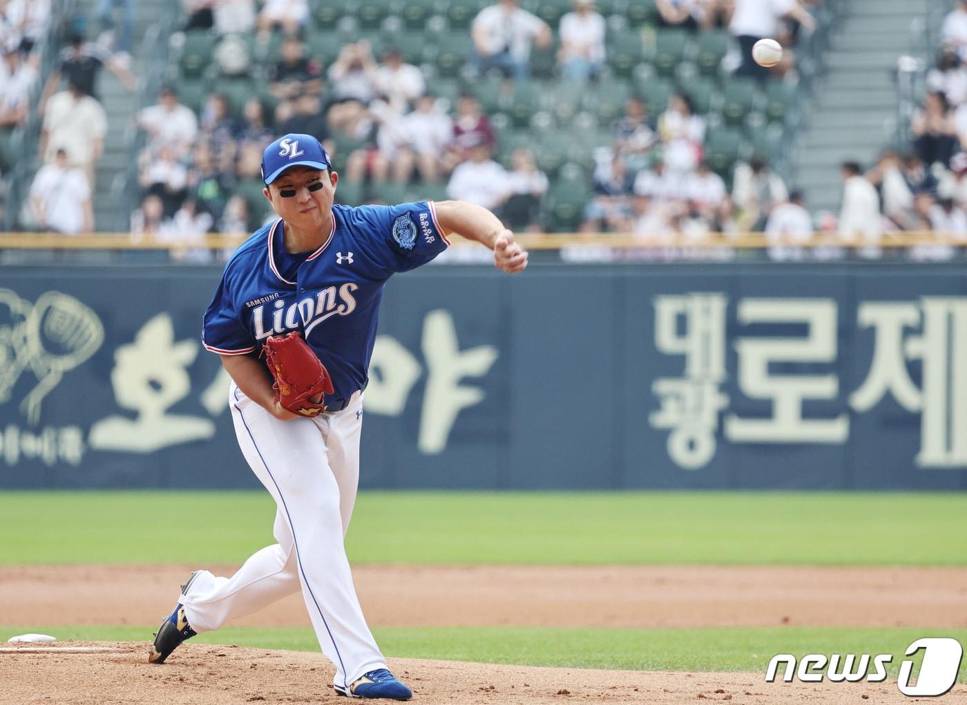 본문 이미지 - 10일 오후 서울 송파구 잠실야구장에서 열린 프로야구 &#39;2023 신한 SOL KBO리그&#39; 삼성 라이온즈와 두산 베어스의 경기에서 삼성 선발투수 최채흥이 역투하고 있다. 2023.9.10/뉴스1 ⓒ News1 구윤성 기자