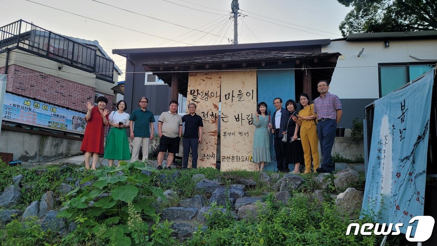 본문 이미지 - 전북 군산시 신흥동 말랭이 마을에서 열린 '깃발 시 전시회'에 지역 출신 예술인들이 함께 참여했다.2023.9.10/뉴스1