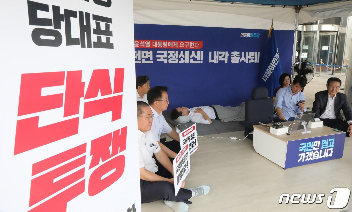 단식 11일차인 이재명 대표가 10일 서울 여의도 국회 앞 단식투쟁천막에서 자리에 누워있다./뉴스1 ⓒ News1 임세영 기자