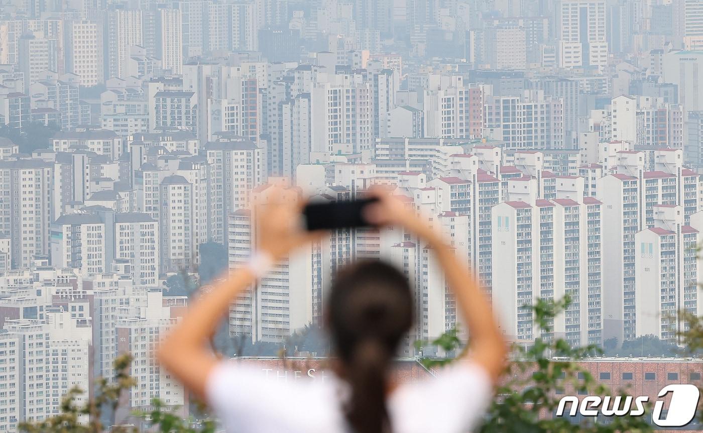 본문 이미지 - 서울 용산구 남산타워를 찾은 관광객들이 도심을 바라보고 있다.2023.9.10/뉴스1 ⓒ News1 김민지 기자
