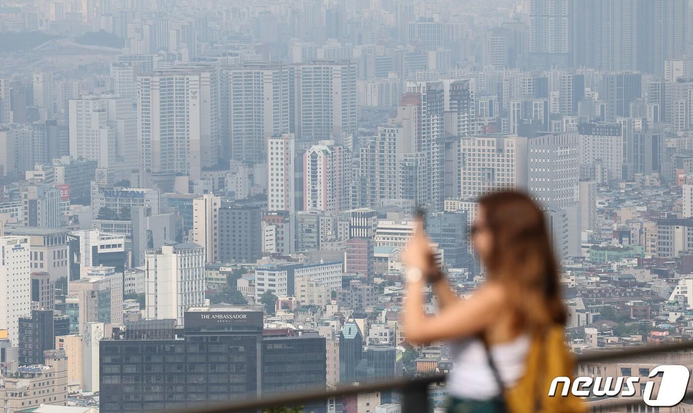 본문 이미지 -  서울 용산구 남산타워를 찾은 관광객들이 도심을 바라보고 있다. 2023.9.10/뉴스1 ⓒ News1 김민지 기자