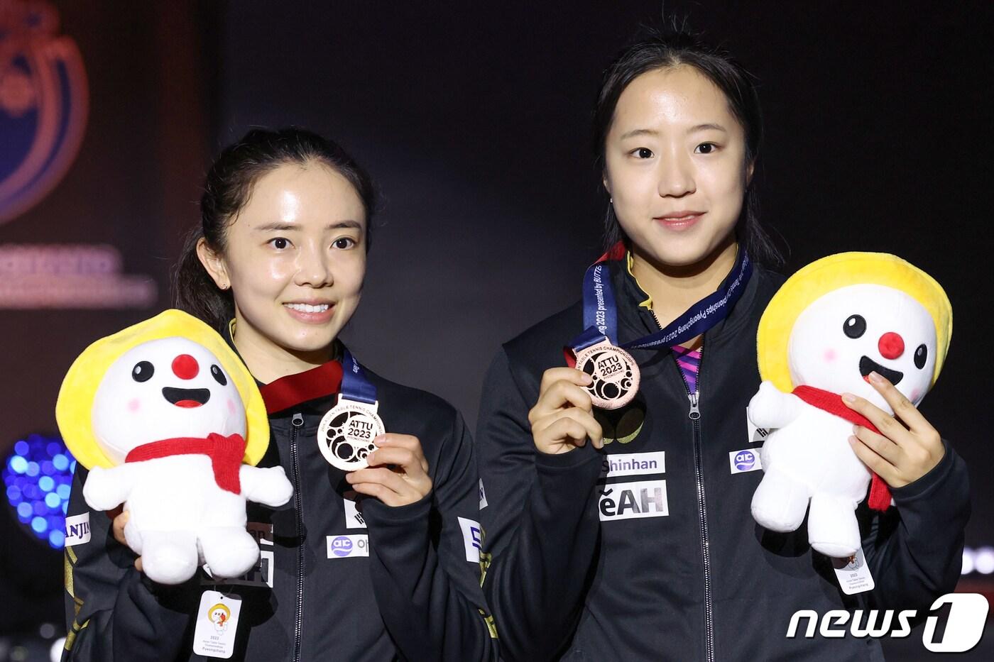 본문 이미지 - 10일 오후 강원도 평창군 평창돔체육관에서 열린 '2023 평창아시아탁구선수권대회-버터플라이' 여자복식 경기에서 3위를 차지해 동메달을 목에 건 대한민국 전지희(왼쪽)와 신유빈이 기념촬영을 하고 있다. 2023.9.10/뉴스1 ⓒ News1 민경석 기자