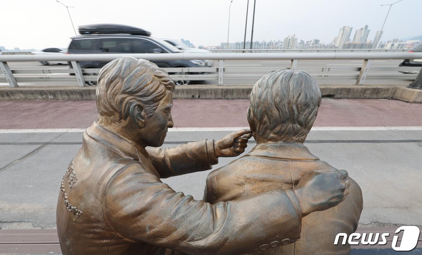 세계 자살 예방의 날인 10일 서울 마포대교에 &#39;한번만 더&#39; 동상이 설치돼 있다. 세계 자살 예방의 날은 생명의 소중함과 자살 문제의 심각성을 알리기 위해 2003년 제정됐다. 2023.9.10/뉴스1 ⓒ News1 김도우 기자