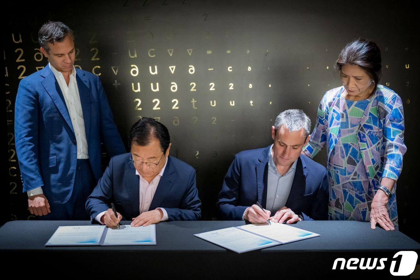 이현재 하남시장(왼쪽)과 폴 웨스트베리 스피어사 총괄 부사장이 협약서에 서명을 하고 있다. 사진 뒤는 데이비드 스턴 스피어사 부회장(왼쪽)과 도영심 하남시 특별고문.(하남시 제공)