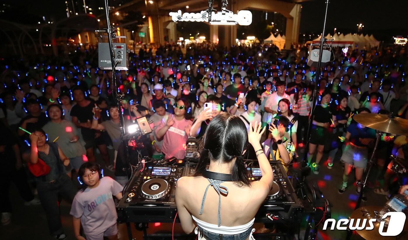 본문 이미지 - 주말인 10일 저녁 서울 반포한강공원에서 열린 ‘차 없는 잠수교 뚜벅뚜벅 축제’ 한강 무소음 DJ 파티를 찾은 시민들이 무선 헤드셋으로 음악을 들으며 즐거운 시간을 보내고 있다. 2023.09.10/뉴스1 ⓒ News1 박세연 기자