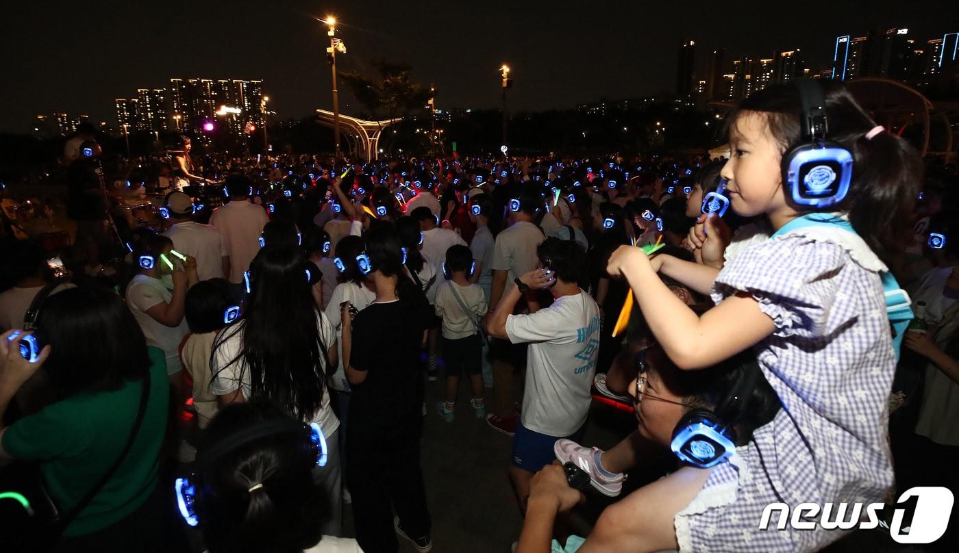 주말인 10일 저녁 서울 반포한강공원에서 열린 ‘차 없는 잠수교 뚜벅뚜벅 축제’ 한강 무소음 DJ 파티를 찾은 시민들이 무선 헤드셋으로 음악을 들으며 즐거운 시간을 보내고 있다. 2023.09.10/뉴스1 ⓒ News1 박세연 기자