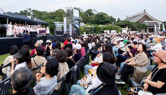 본문 이미지 - 9월10일 서울 청와대 헬기장에서 열린 블루하우스 콘서트를 찾은 시민들이 공연을 즐기고 있다.  (국립심포니오케스트라 제공)2023.09.10/뉴스1