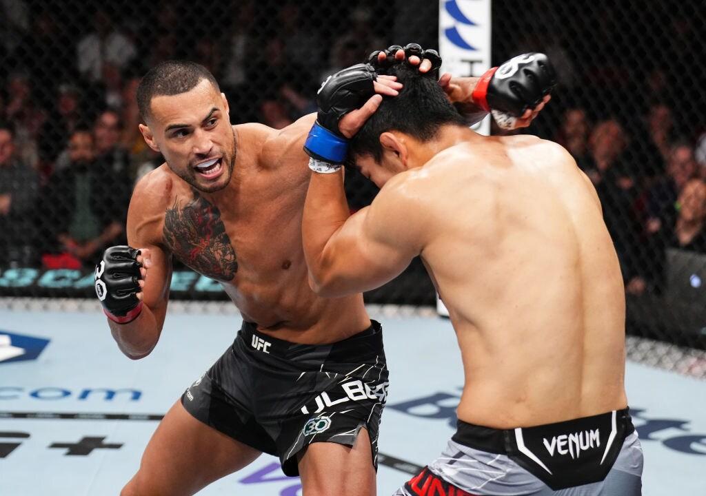 본문 이미지 - 울버그(왼쪽)와 싸우고 있는 정다운.(UFC 제공)