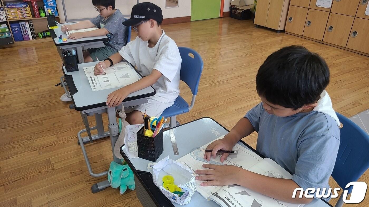 충북도교육청은 인공지능(AI) 활용 초등수학 수업 지원 시스템인 '똑똑! 수학탐험대' 2학기 워크북을 제작해 도내 모든 1~4학년 초등학생에게 배부했다.(충북교육청 제공)/ 뉴스1