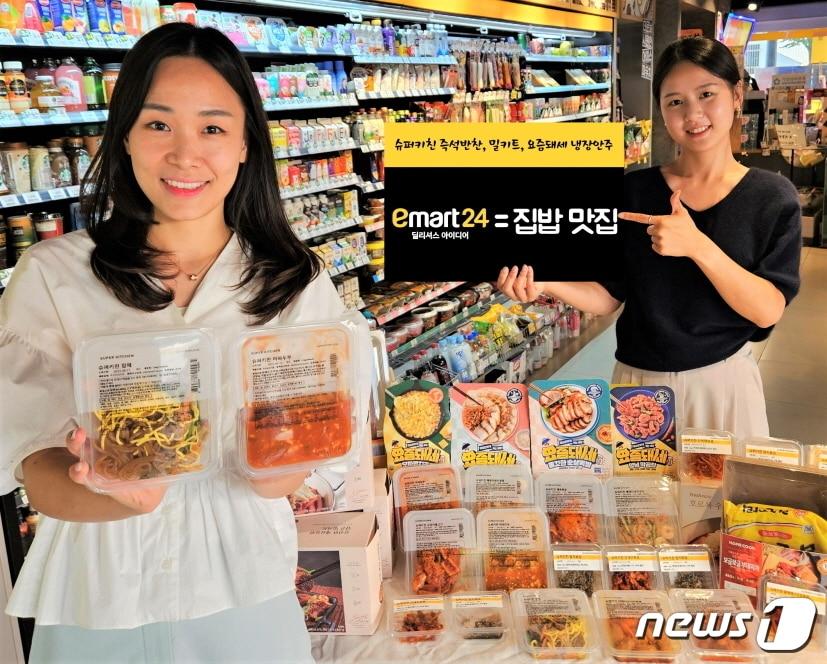 본문 이미지 - 서울 성동구 이마트24 매장에서 모델들이 슈퍼키친 반찬, 밀키트, 요즘돼세 안주 상품을 선보이고 있다(이마트24 제공).