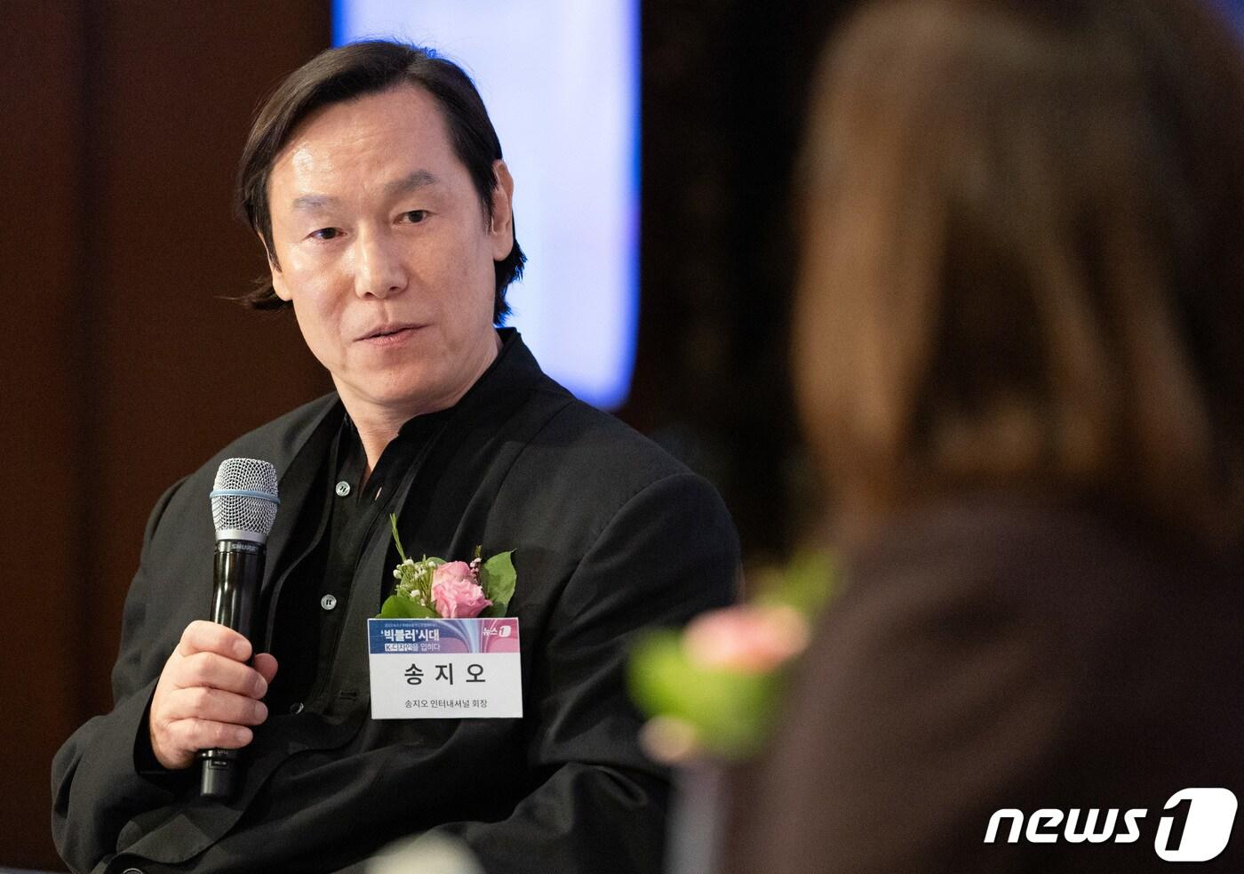 본문 이미지 - 송지오 인터내셔널 회장이 11일 오전 서울 중구 소공동 롯데호텔에서 '빅블러 시대 K-디자인을 입히다'를 주제로 열린 2023 뉴스1 미래유통혁신포럼(RFIF)에서 좌장인 추호정 한국유통학회 명예회장의 질문에 답변하고 있다. 2023.9.11/뉴스1 ⓒ News1 이재명 기자