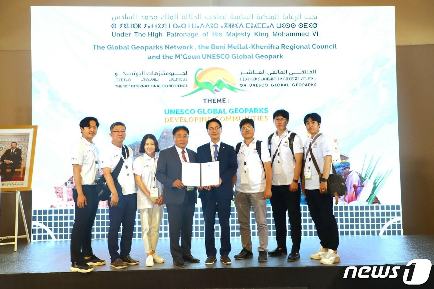 전북 고창군이 ‘유네스코 세계지질공원 네크워크’의 일원으로 인정 받았다. 모로코에서 게최된 ‘유네스코 세계지질공원 네크워크 총회’에 참석한 고창군 방문단(고창군 제공)2023.9.11/뉴스1