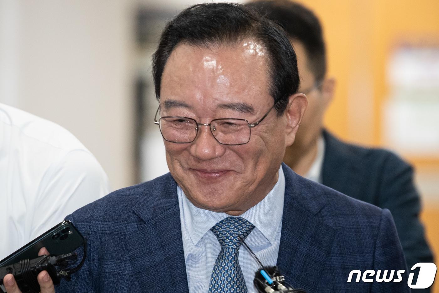 본문 이미지 - 송철호 전 울산시장이 11일 서울 서초구 서울중앙지방법원에서 열린 '청와대 울산시장 선거 개입 의혹' 공직선거법위반 등 공판에 출석하고 있다. 2023.9..11/뉴스1 ⓒ News1 유승관 기자