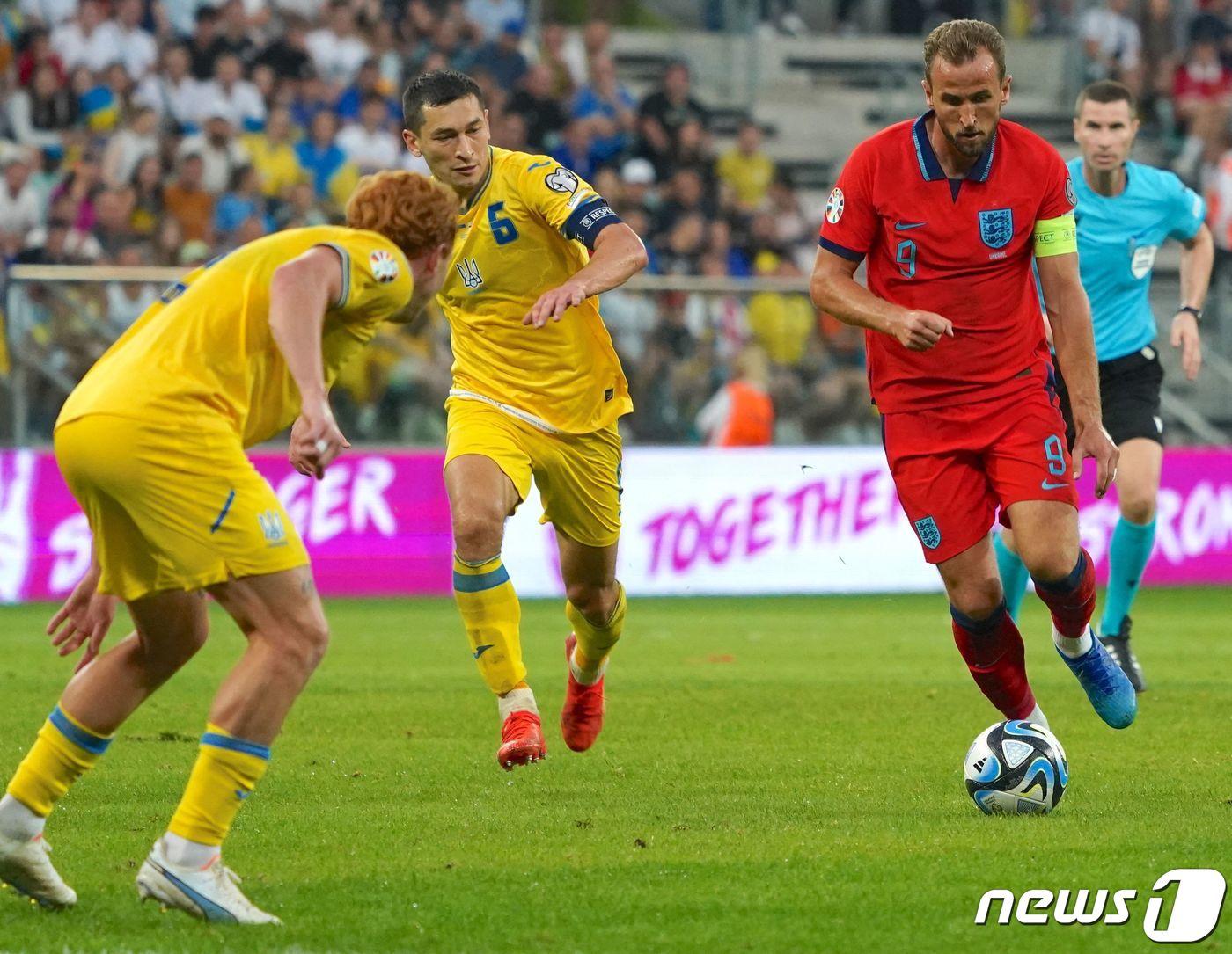 본문 이미지 - 잉글랜드 축구대표팀 주장 해리 케인(오른쪽). ⓒ AFP=뉴스1