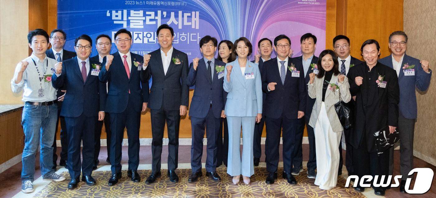 이영섭 뉴스1 대표이사가 11일 오전 서울 중구 소공동 롯데호텔에서 '빅블러 시대 K-디자인을 입히다'를 주제로 열린 2023 뉴스1 미래유통혁신포럼(RFIF)에서 참석 내빈들과 기념 촬영을 하고 있다. 왼쪽부터 김형산 더스윙 대표, 패트릭 리 프리즈 서울 총괄 디렉터, 강한승 쿠팡 대표, 신방섭 메가MGC커피 부사장, 김성원 국회 산업통상자원중소벤처기업위원회 국민의힘 간사, 오세훈 서울시장, 이 대표, 추호정 한국유통학회 명예회장, 이영 중소벤처기업부 장관, 이태식 중소기업유통센터 이사장, 김한정 국회 산업통상자원중소벤처기업위원회 더불어민주당 간사, 이두섭 이마트 기획개발본부 개발담당 상무, 강윤선 준오뷰티 대표이사, 레이 장 알리익스프레스 코리아 대표, 송지오 송지오인터내셔널 회장, 정준호 롯데백화점 대표. 2023.9.11/뉴스1 ⓒ News1 이재명 기자