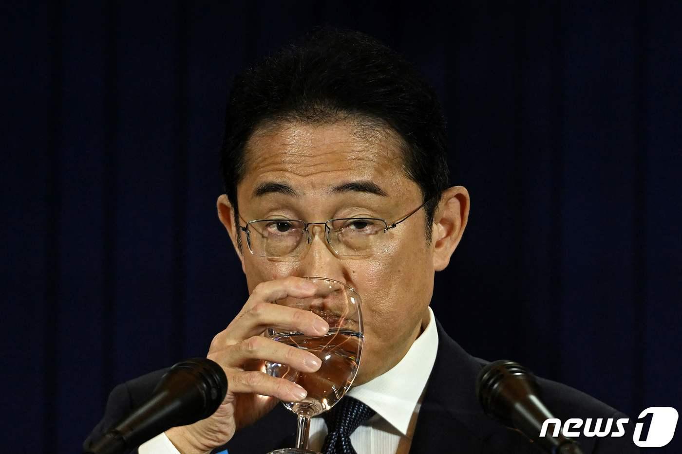 기시다 후미오 일본 총리가 10일(현지시각) 인도 뉴델리에서 열린 G20 정상회의의 기자회견 중 물을 마시고 있다. 2023.09.11 ⓒ AFP=뉴스1 ⓒ News1 우동명 기자