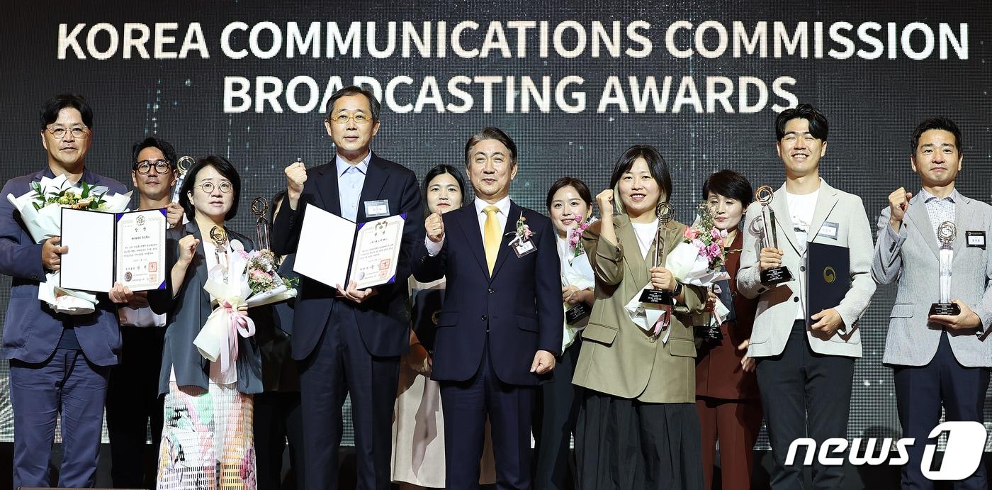 본문 이미지 - 이동관 방송통신위원회 위원장(가운데)이 11일 오전 서울 중구 롯데호텔에서 열린 2023 방송통신위원회 방송대상 시상식에서 수상자들과 기념 촬영을 하고 있다. 2023.9.11/뉴스1 ⓒ News1 김진환 기자