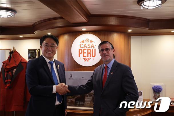 본문 이미지 - '유니언'호를 방문해 인사하는 강도형 한국해양과학기술원 원장과 파울 페르난도 두클로스 파로디 주한 페루대사(한국해양과학기술원 제공)