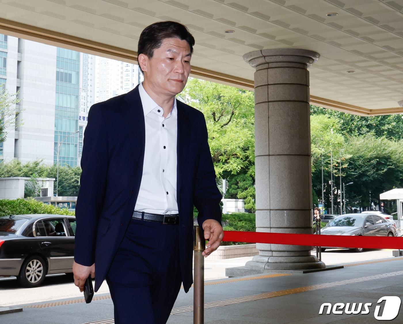 본문 이미지 - 이임재 전 용산경찰서장이 11일 오후 서울 마포구 서부지방법원에서 열린 이태원 참사 부실대응 혐의와 관련 업무상 과실치사 등 공판에 출석하고 있다. 2023.9.11/뉴스1 ⓒ News1 안은나 기자