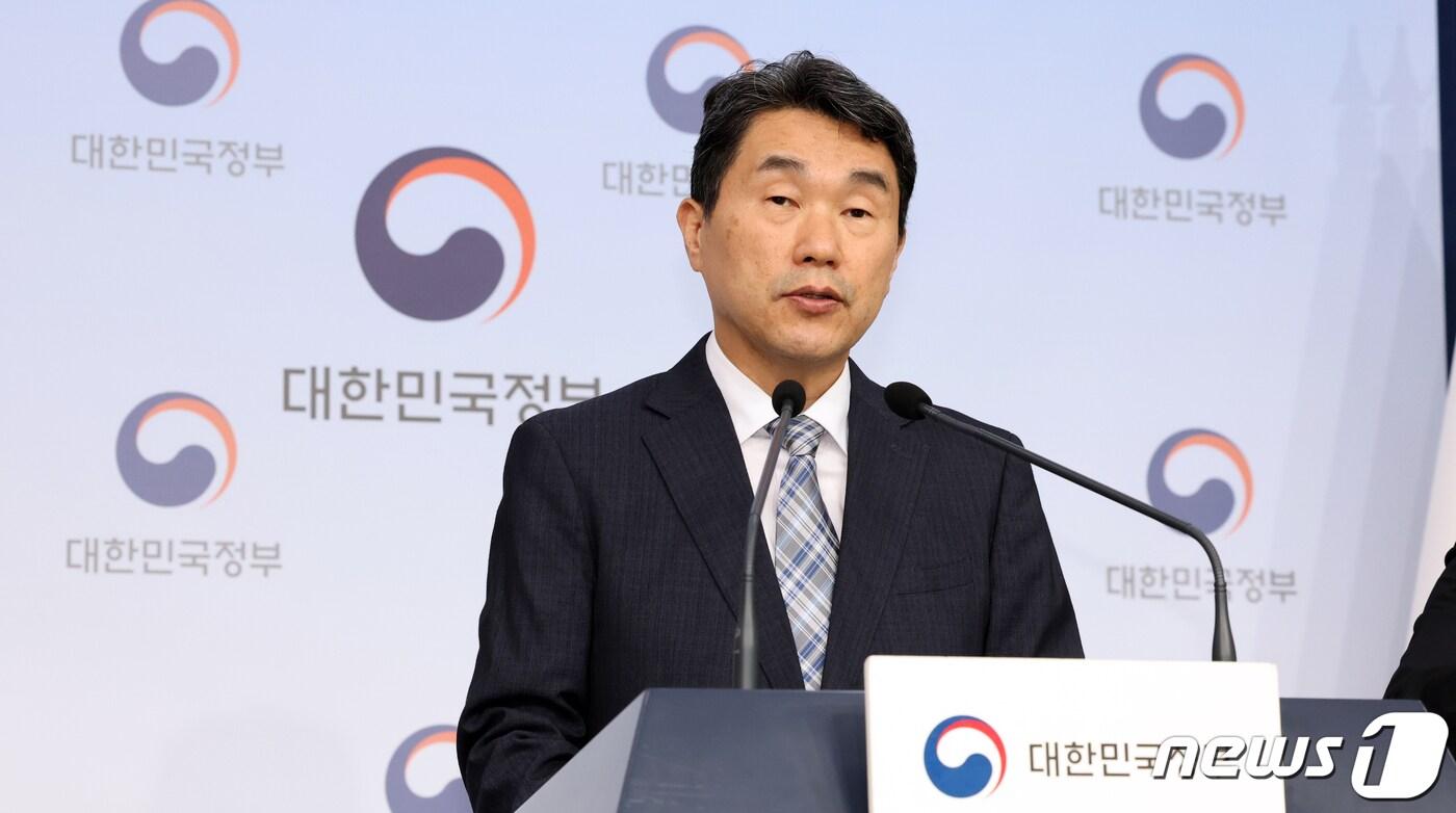 이주호 사회부총리 겸 교육부 장관이 11일 오후 서울 종로구 정부서울청사 별관에서 교권 보호 4대 입법 촉구 브리핑을 하고 있다. 2023.9.11/뉴스1 ⓒ News1 김명섭 기자