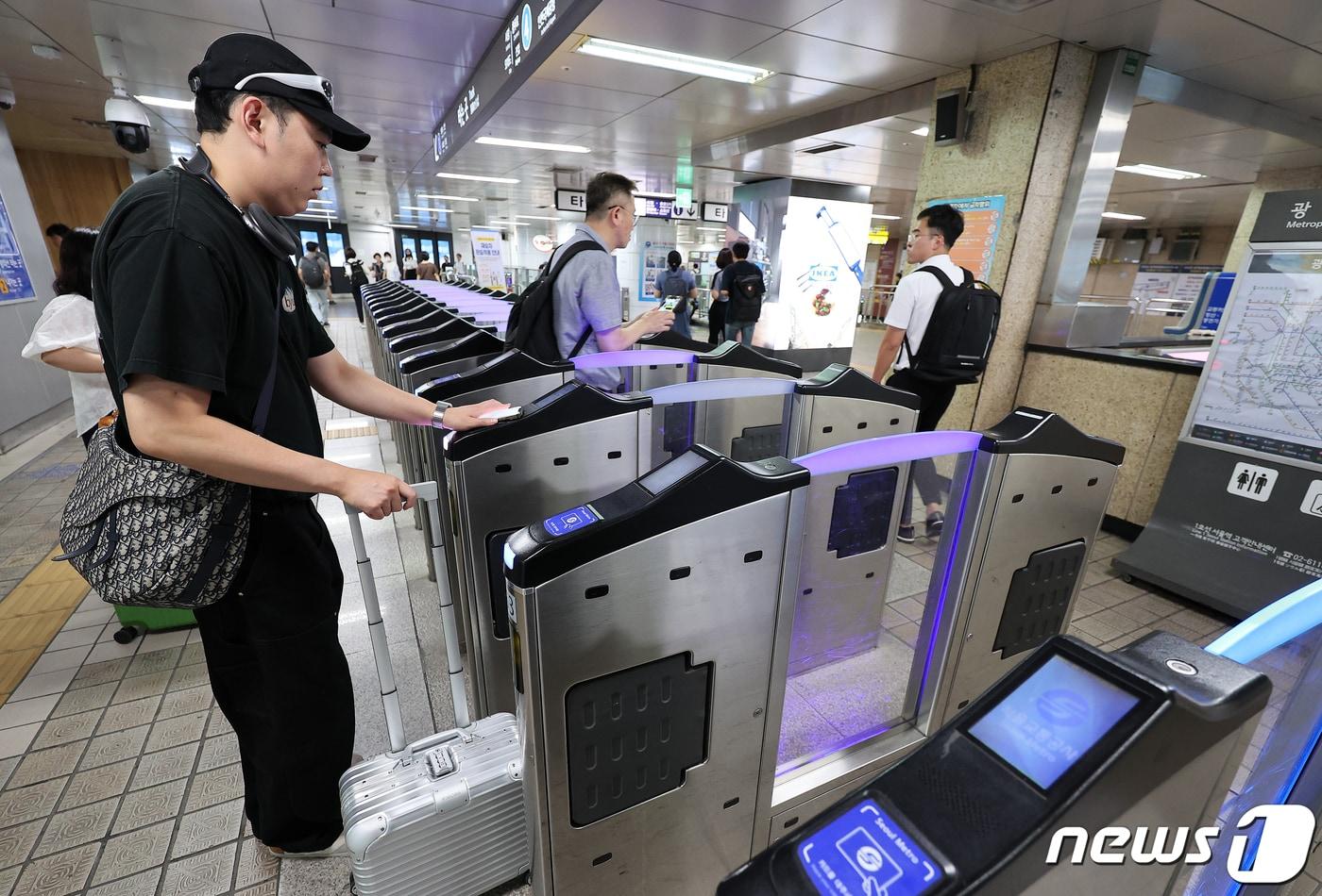 서울시가 대중교통을 무제한으로 이용할 수 있는 '기후동행카드' 도입을 발표한 11일 오후 서울 중구 지하철 1호선 서울역에서 시민들이 개찰구를 통과하고 있다. 2023.9.11/뉴스1 ⓒ News1 김진환 기자