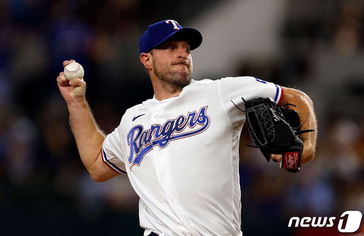 텍사스 레인저스 맥스 슈어저가 24일 캔자스시티 로열스 전에 선발 등판해 5이닝 1피안타 4탈삼진 무실점으로 시즌 첫승을 수확했다. ⓒ AFP=뉴스1