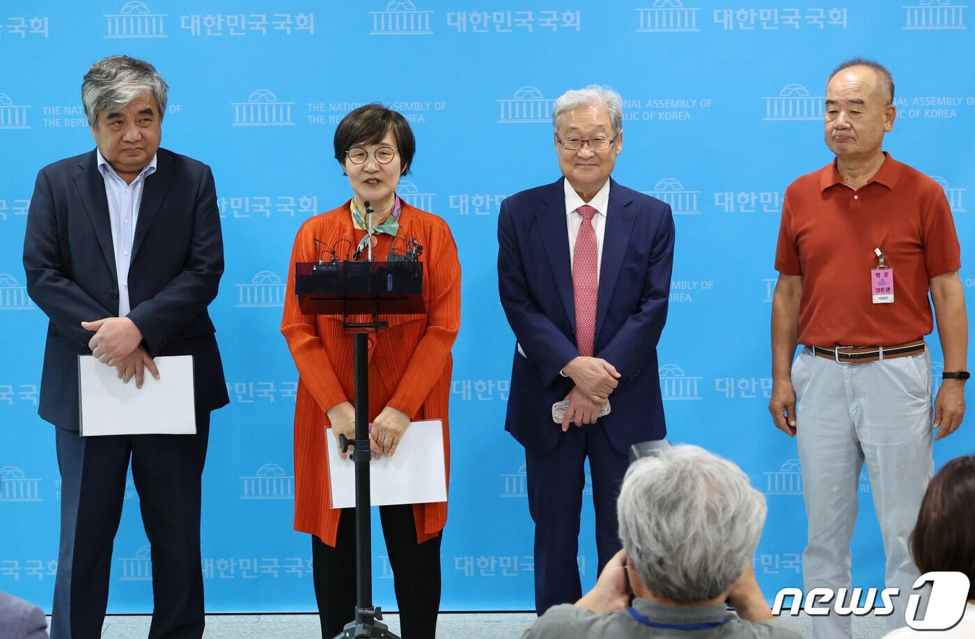 본문 이미지 - 한상혁 전 방송통신위원회 위원장, 정연주 전 방송통신심의위원회 위원장, 남영진 전 KBS 이사장, 권태선 전 방송문화진흥회 이사장이 11일 서울 여의도 국회 소통관에서 윤석열 정부 '해직 방송 기관장' 긴급 기자회견을 하고 있다. 2023.9.11/뉴스1 ⓒ News1 송원영 기자