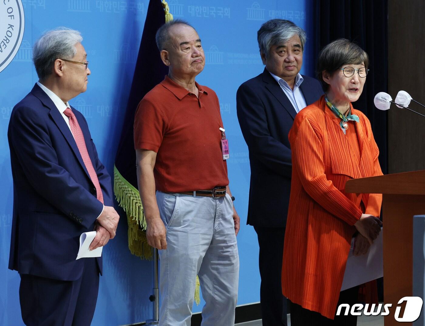 본문 이미지 - 한상혁 전 방송통신위원회 위원장, 정연주 전 방송통신심의위원회 위원장, 남영진 전 KBS 이사장, 권태선 전 방송문화진흥회 이사장이 11일 서울 여의도 국회 소통관에서 윤석열 정부 '해직 방송 기관장' 긴급 기자회견을 하고 있다. 2023.9.11/뉴스1 ⓒ News1 송원영 기자