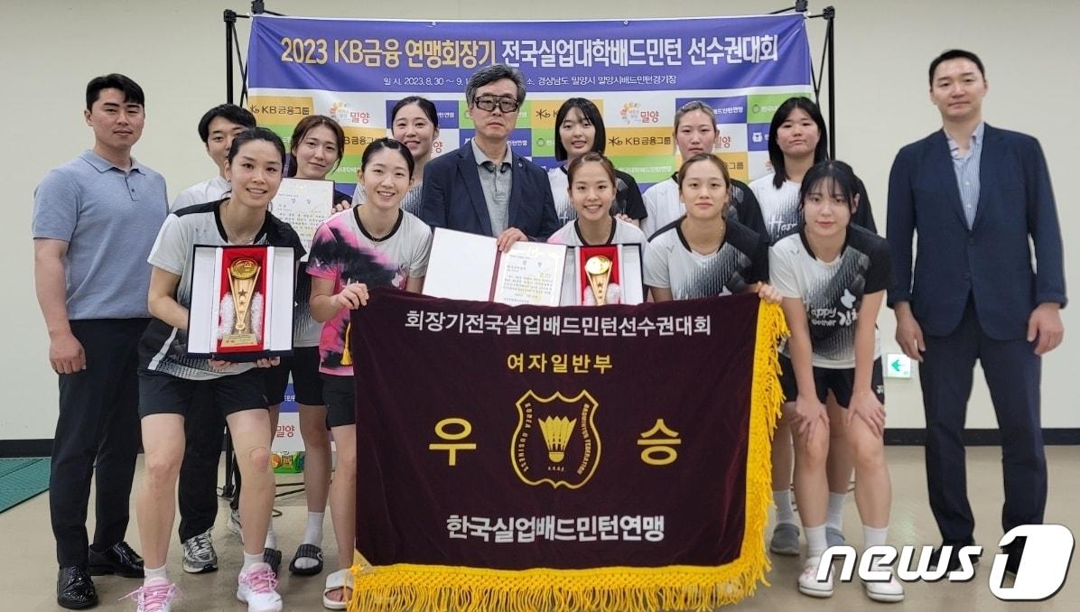 본문 이미지 - 'KB금융 실업연맹회장기 배드민턴선수권대회'에서 여자단체전 우승을 차지한 김천시청 배드민턴단이 기념사진을 찍고 있다. (김천시 제공) 2023.9.11/뉴스1