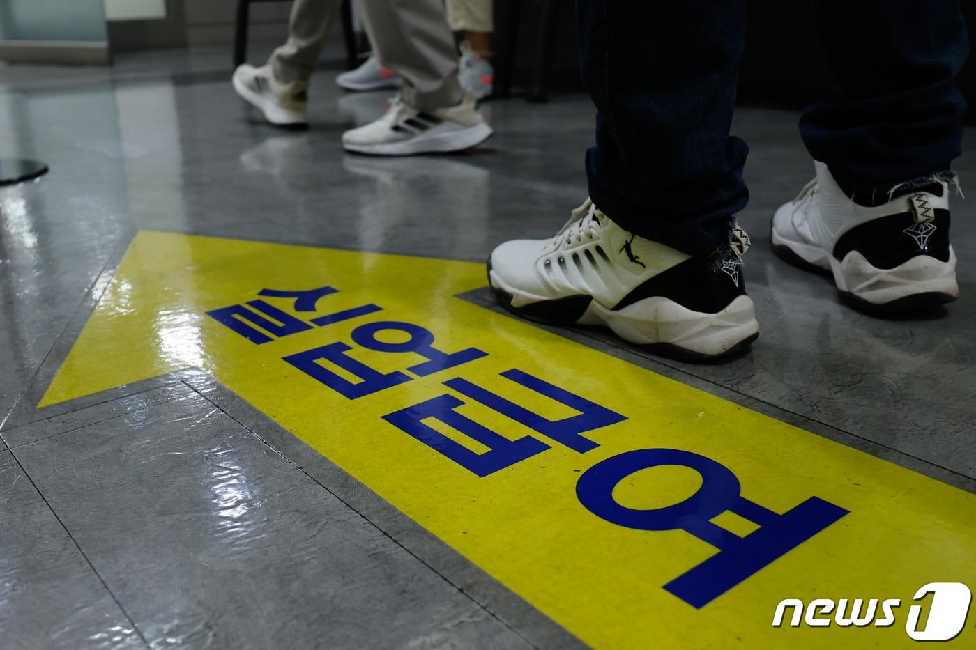 본문 이미지 -  마포구 서울서부고용복지플러스센터에서 실업급여를 신청하려는 시민들이 이동하고 있다.  2023.9.11/뉴스1 ⓒ News1 안은나 기자