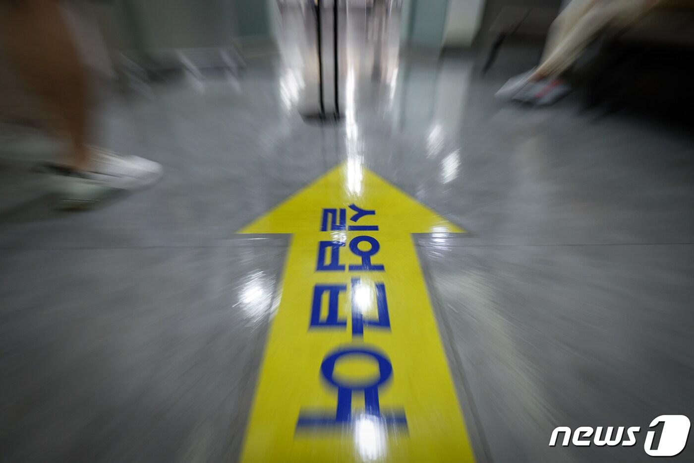본문 이미지 - 11일 마포구 서울서부고용복지플러스센터에서 실업급여를 신청하려는 시민들이 이동하고 있다. 이날 고용노동부가 발표한 '8월 노동시장 동향'에 따르면 구직급여(실업급여) 지출액이 두 달만에 1조원을 넘겼다. 신규 신청자도 8만7000명으로 전년 동월 대비 6000명 증가했다. 2023.9.11/뉴스1 ⓒ News1 안은나 기자